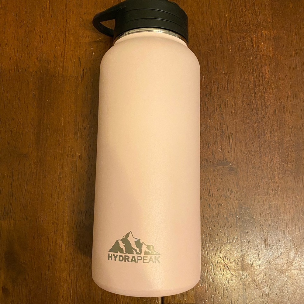 Hydra peak powder pink bottle with black cap and straw